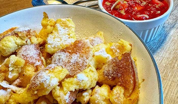 Kaiserschmarrn mit Erdbeerpüree und Zitrusnote
