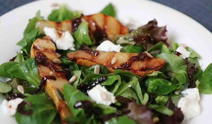 Gebratene Birne auf Wildkräutersalat