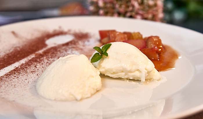 Joghurtmousse mit Rhabarberkompott