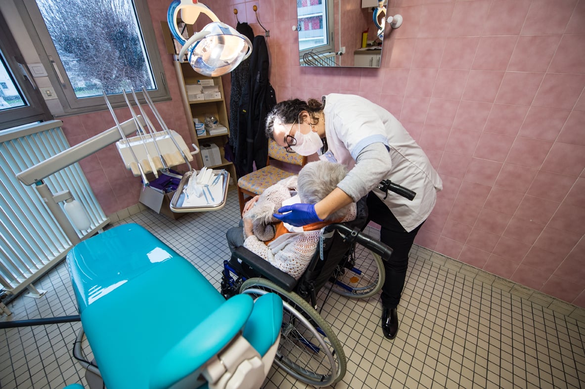 Soins dentaires en Ehpad / Viva - Dental care in retirement home (2018)