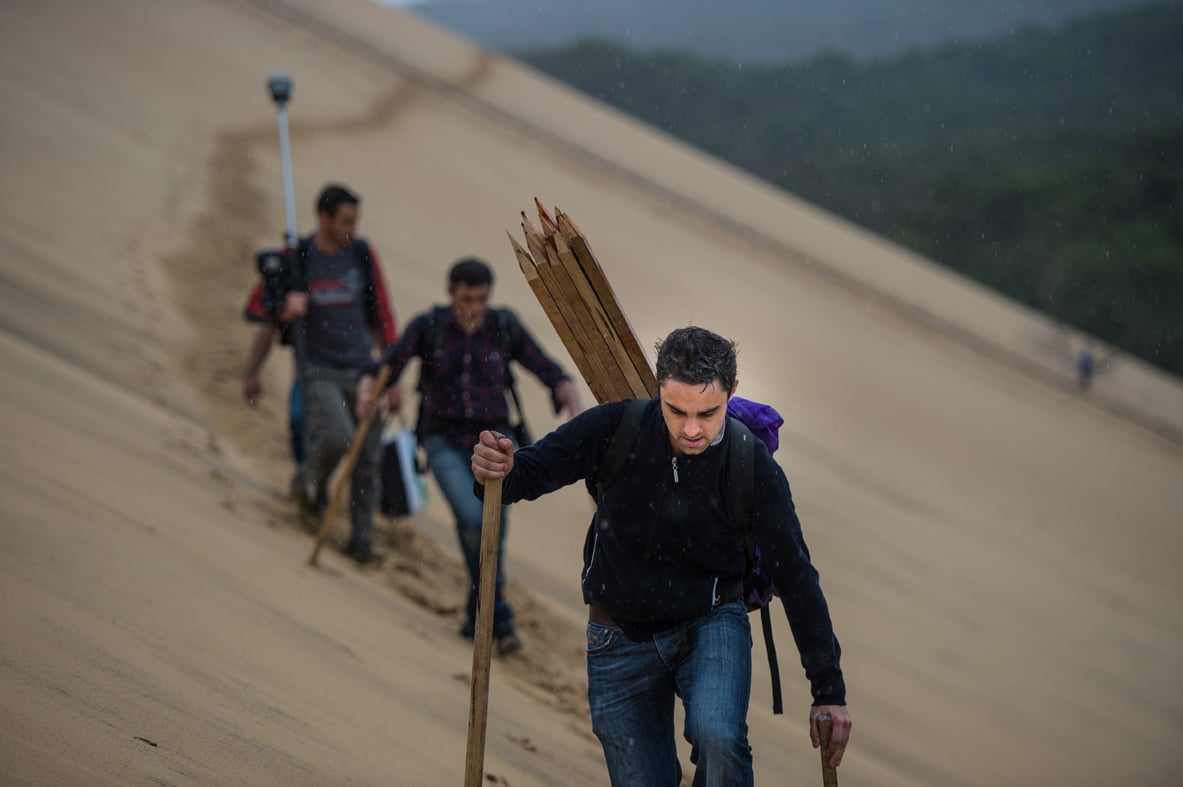 Modélisation 3D de la dune du Pyla, installation de balises GPS - Metering the dune of Pyla / Ordre des Géomètres Experts (2014)