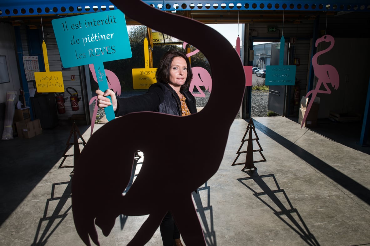 Portrait de Corinne Chiron, dirigeante de la société ID Fer, avec ses créations métal (2017) - Metal design / Maxi