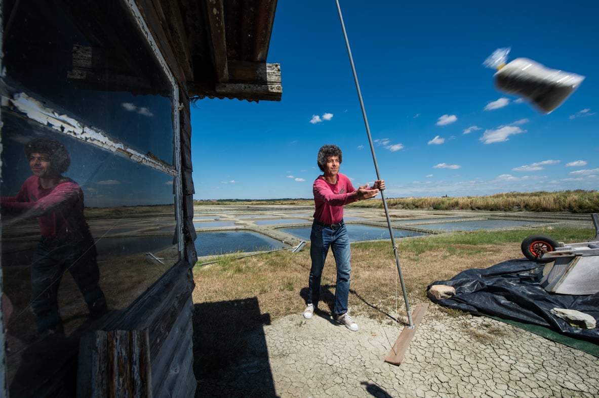 Pascal Donini, paludier récoltant à Batz sur Mer - Salt worker / Pèlerin (2014)