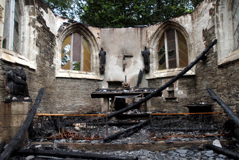  Loqueffret, Bretagne, chapelle incendiée par un groupe se revendiquant du satanisme, « True Armorik Black Métal" - Arson by a satanist group / Pélerin (2006)