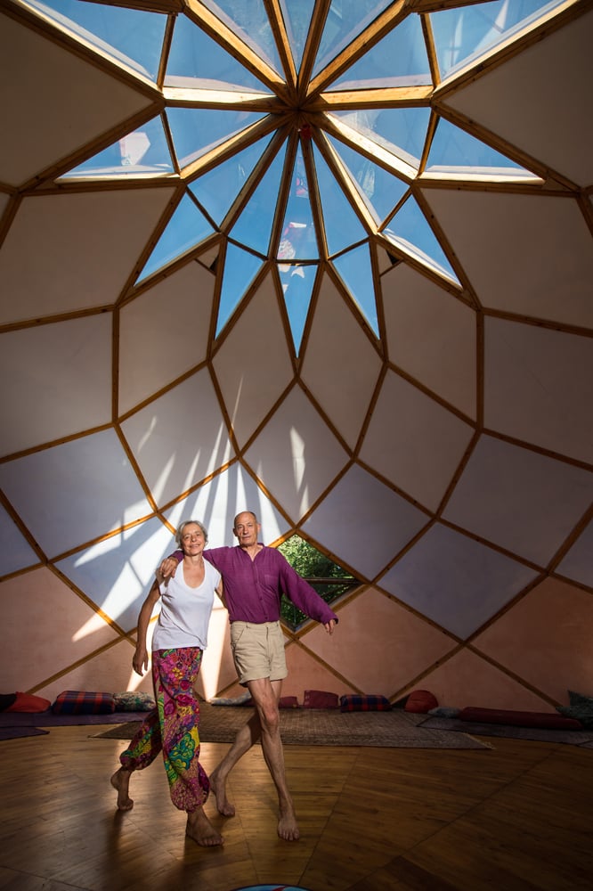 Patrick et Brigitte Baronnet dans leur maison autonome, Moisdon La Rivière (44) - Ecological house, a laboratory for life / L'Express (2013)