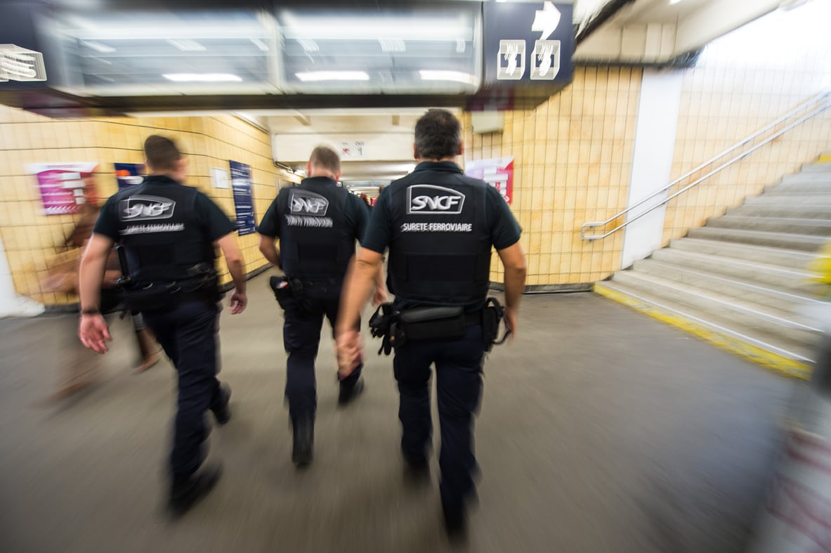 Avec les agents de la sureté ferroviaire -With the agents of the railway security / SNCF (2013)