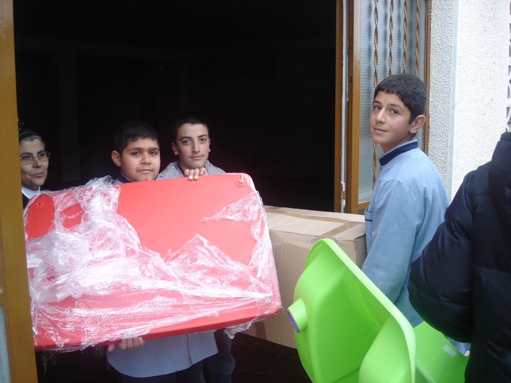 Les enfants nous aident à decharger