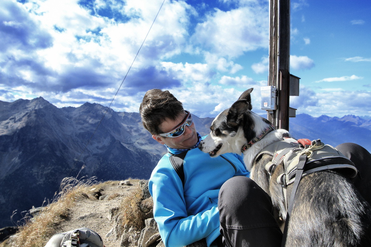 Ein inniges Zwiegespräch unter dem Gipfelkreuz