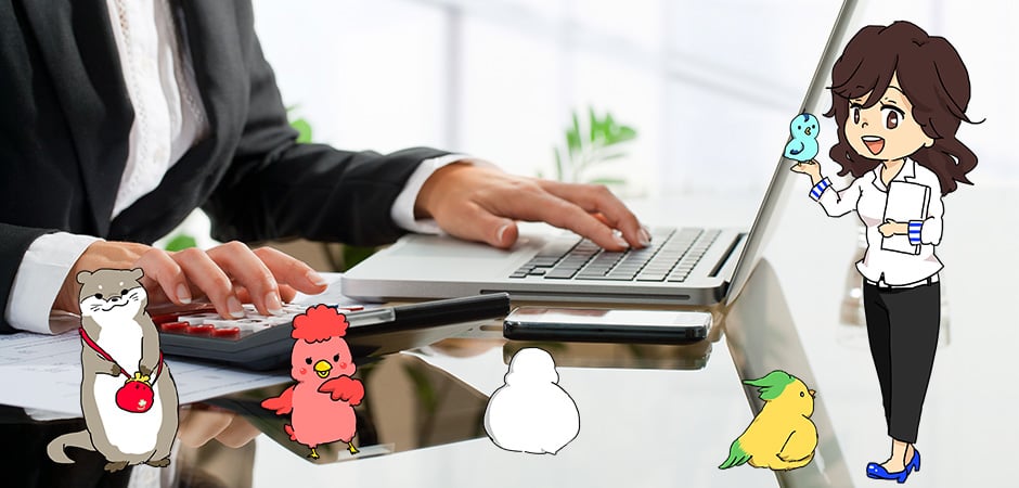 パソコンと電卓を使って計算をしている女性の写真とつむぎちゃんたち