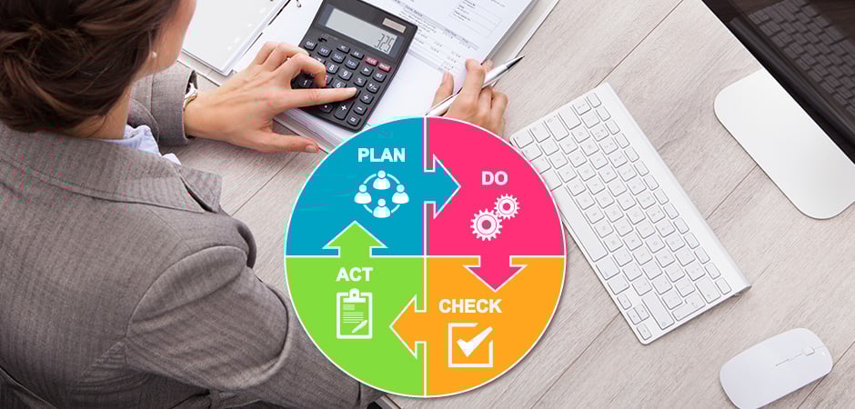電卓を使って計算しながらPDCAサイクルを回す女性