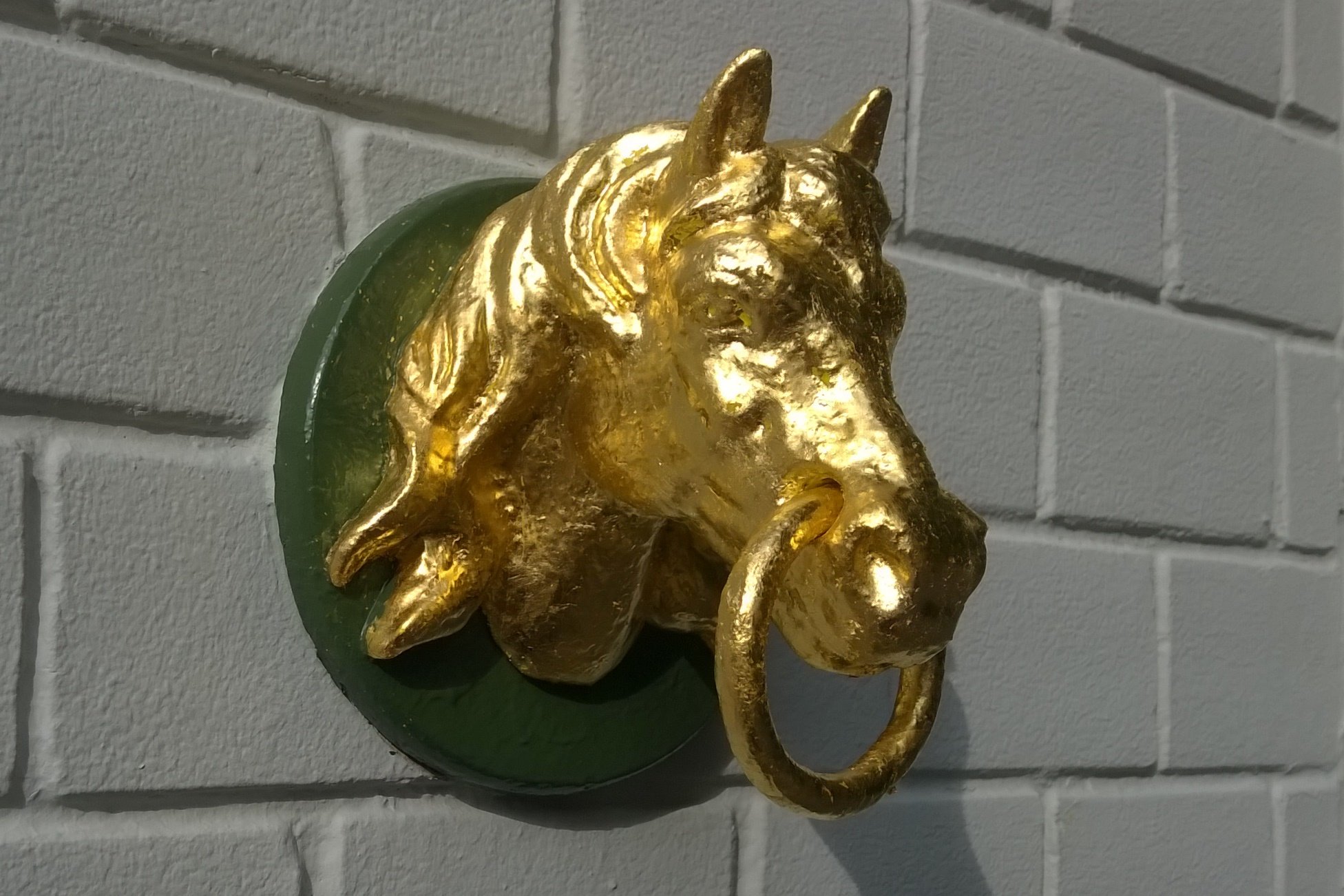 Pferdeköpfe bewachen den Eingang zum Rossstall