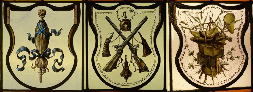 Die bleigefassten Fensterscheiben tragen die Symbole von Hobby und Beruf des Webereibesitzers: Jagd, Fischerei, Medizin, und der Spinnrocken. Hersteller der Fenster ist die Firma Wilhelm Schell, Offenburg im Breisgau.