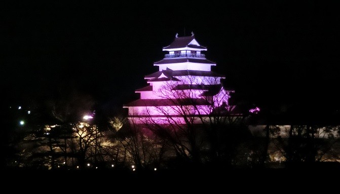 今年は鶴ヶ城再建50周年　幻想的なライトアップが楽しめます。