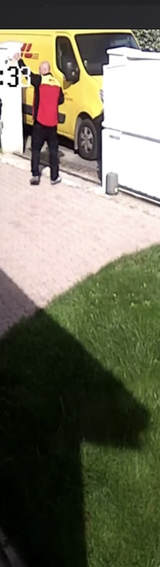 Bon nombre d’achats ont été faits en Angleterre. Désormais hors CEE, cela implique qu’il faut s’acquitter de droits de douane à chaque transaction. DHL est très efficace pour livrer, et s'acquitter des formalités douanières est simple avec eux.