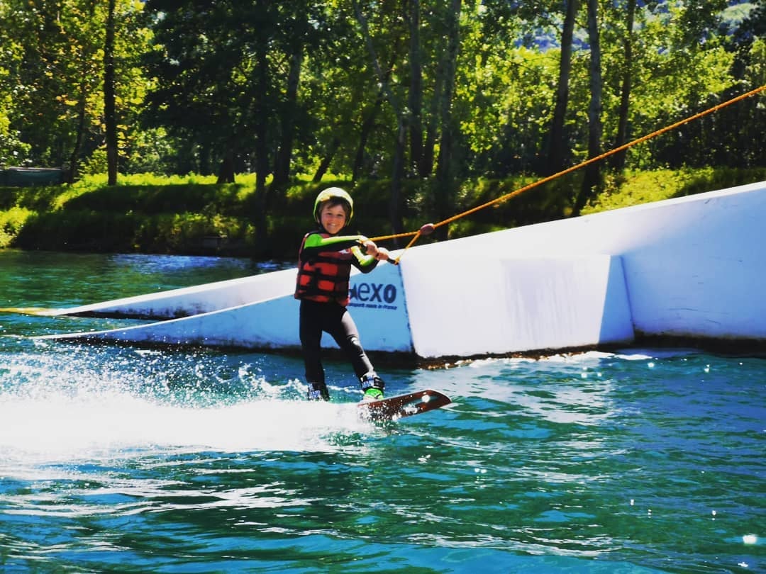 Faire  du téléski nautique à Tencin
