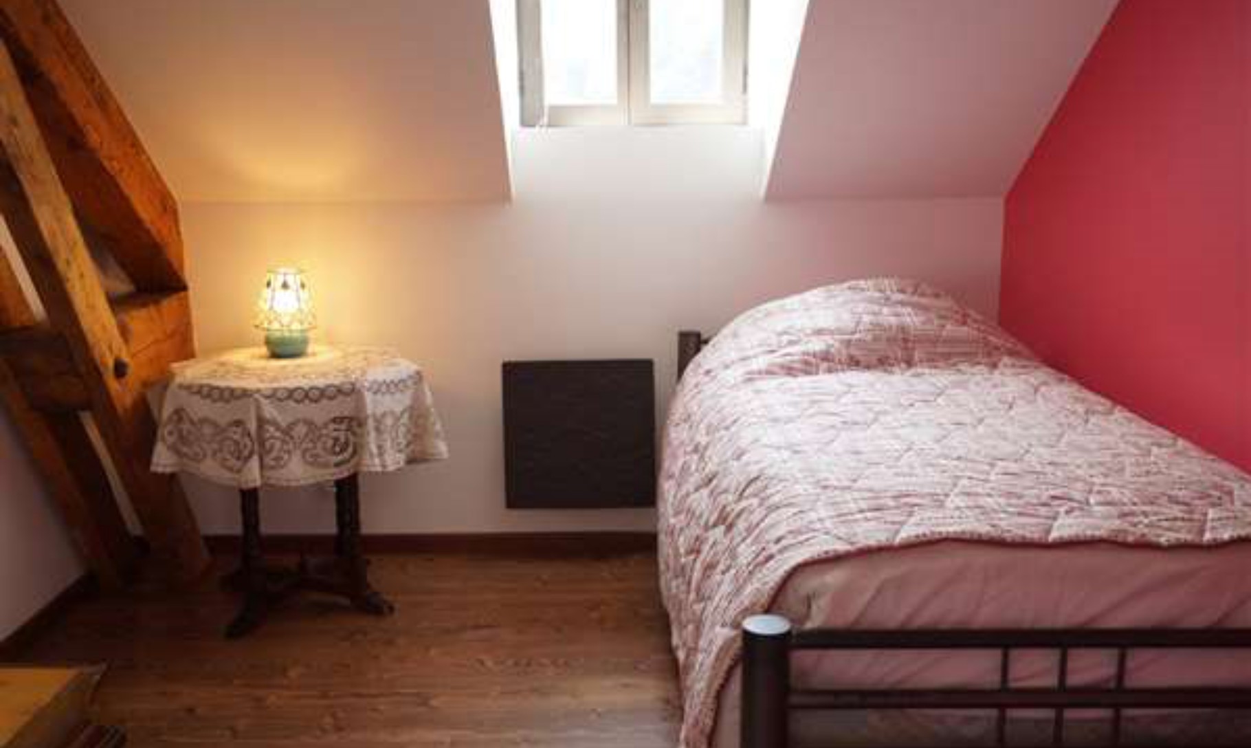 chambre rose pour une personne.