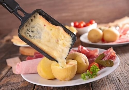 Une raclette, plat de la Savoie, pour reprendre des forces