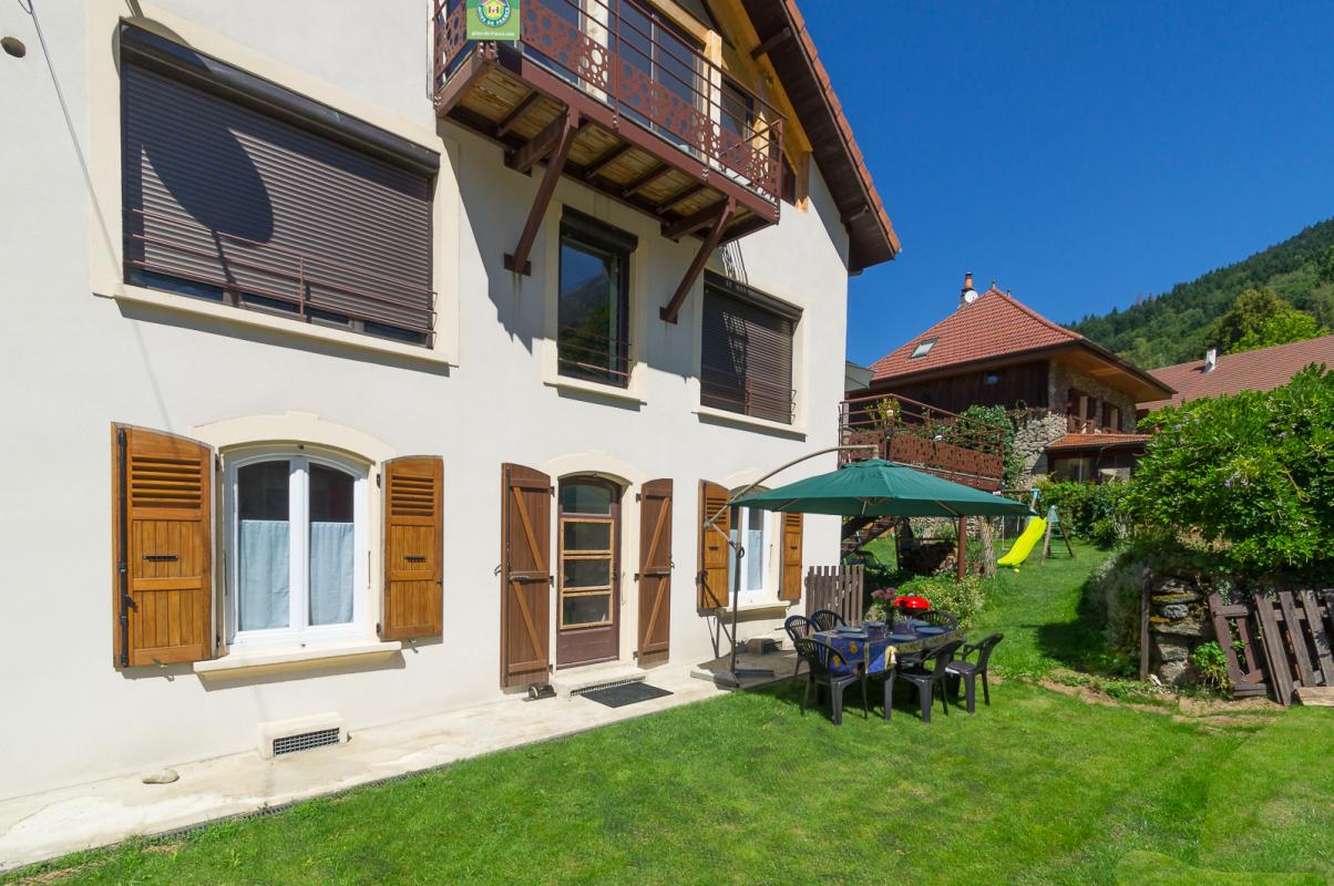 Gîte de Belledonne 2 occupe le rez de chaussée avec parking et  terrasse de plein pied