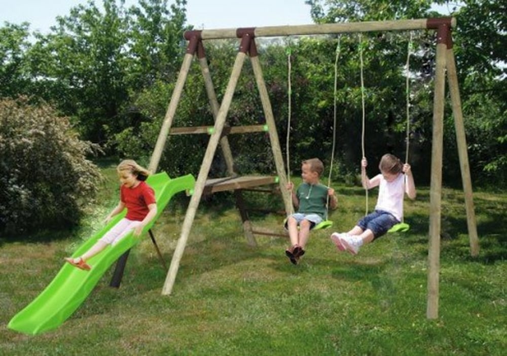 Jardin et jeux communs avec le gîte 01