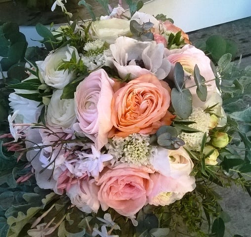 Bouquet rond rose tendre pour la naissance d'une petite fille