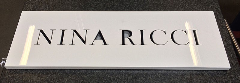 Découpe NINA RICCI dans du médium peint