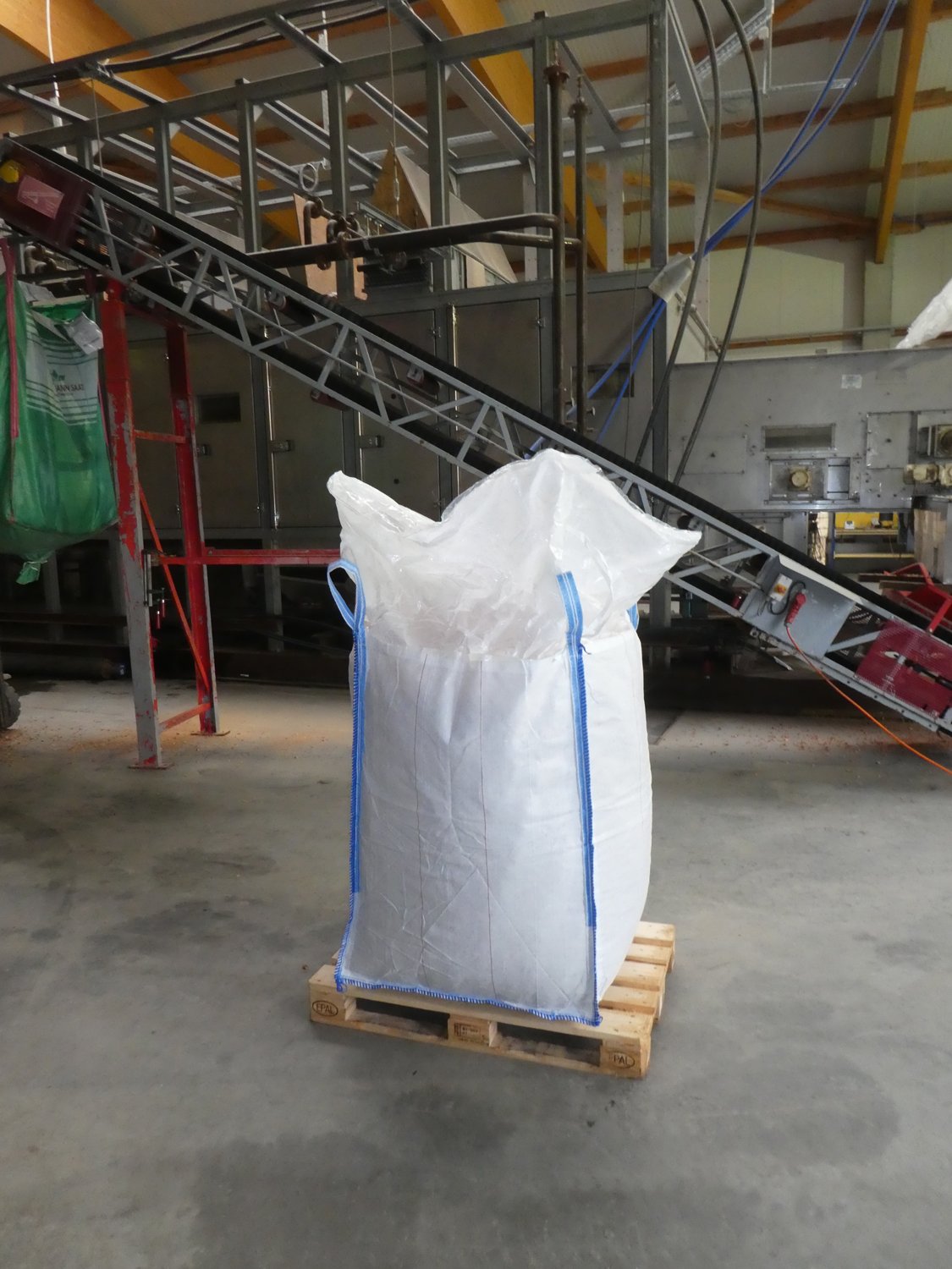 Am Ende werden die fertigen Karotten Chips zur Lagerung in große Big Bags abgefüllt. Von dort aus können sie jederzeit, mit liebevoller Handarbeit, in ihre Produkt-Tüten verpackt werden.