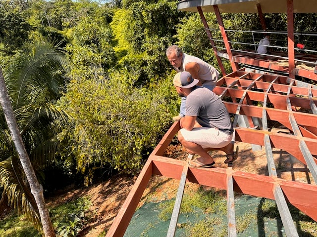December 2023 - Robin, our structural engineer with Don Pedro, head of site, discuss the special railing - let yourself surprise!