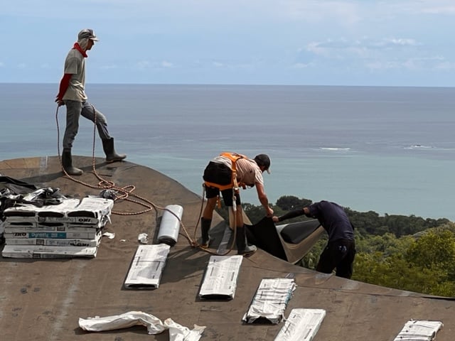 August 2023 - the roofers at work; just now the whole roof is covered with an asphalt foil and is now ready for the rainy season. Finally!