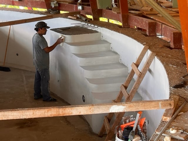 November 2023 - the pool steps have now also been painted waterproof so that the water can be let in as a test.