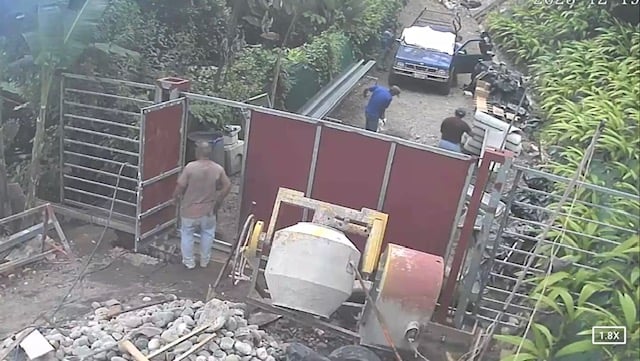 December 2023 - a view from the surveillance camera: a lot going on at the entrance gate: last week before the Christmas break