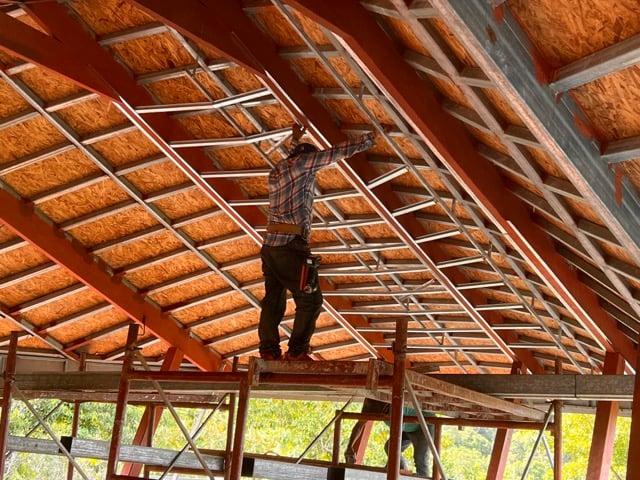 August 2023 - the creation of the substructure of the ceiling takes more time than planned due to the curves