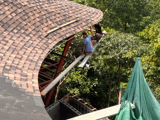 August 2023 - the mounting of the substructure for the fascia board is complicated because of the curves