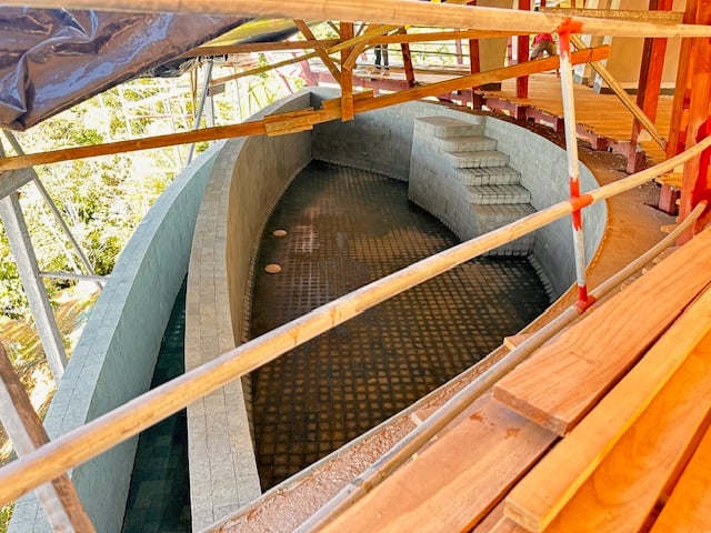 December 2023 - pool tiles laid, only the rim towards the house is missing; a task for January 2024