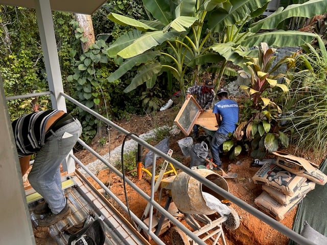 March 2024 - the washed concrete in the outside shower of the guest room is being poured; as this is seamlessly connected to the wooden floor, it could only be poured now