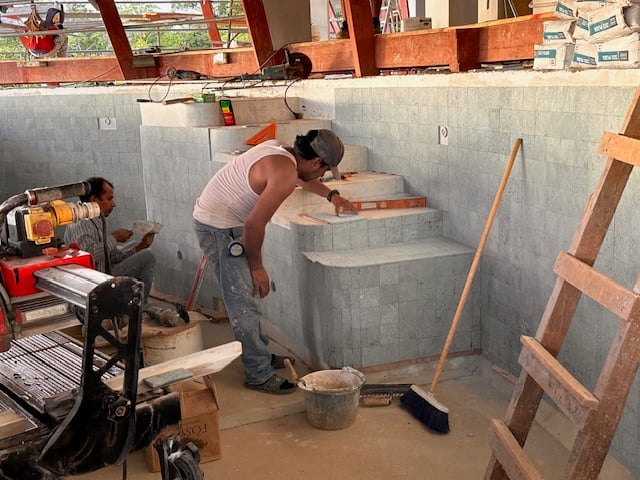 December 2023 - our paving layer in the pool is making progress: everything is in curves here too