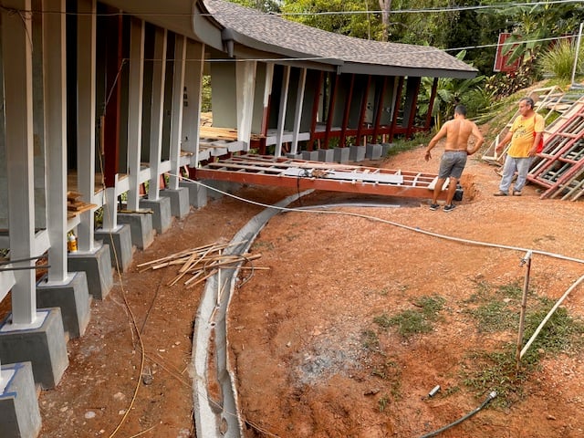 January 2024 - maestro de obra and carpenter discussing the entrance bridge