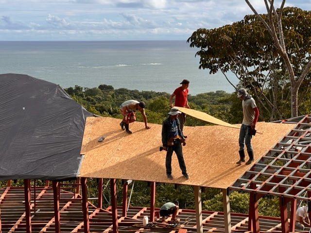 July 2023 - finally, the roof is now covered, just with starting of the rainy season: from now on until October/November it mainly rains in the afternoon. 