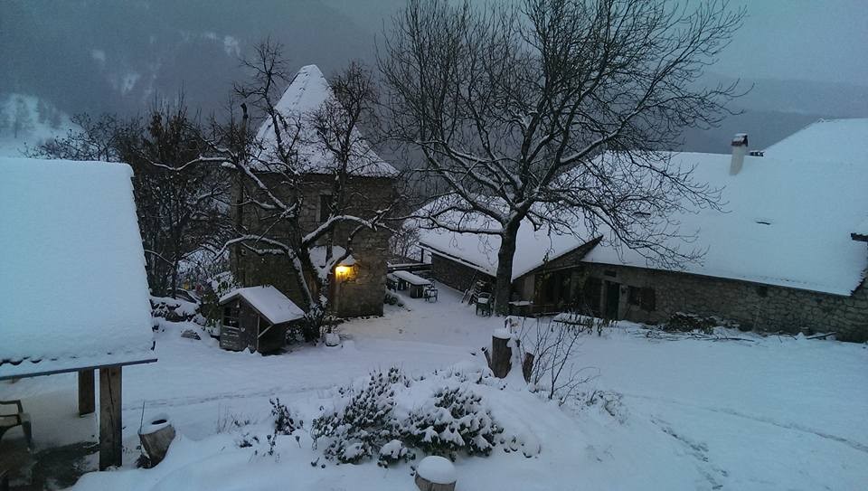La ferme sous la neige.