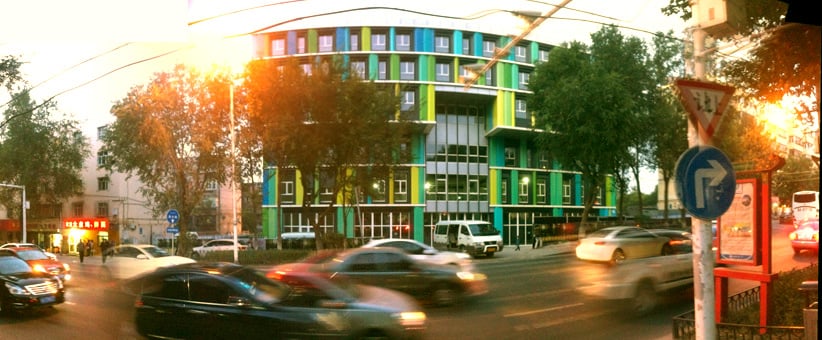 Mixed Use mit Restaurant, Büros, Wohnungen und Tiefgarage: Das Xingfubao Passivhaus in Urumqi