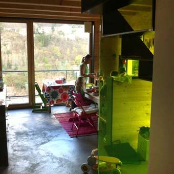 Mischung aus Almhütte, früher klassischer Moderne und viel Lebensfreude