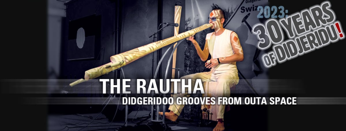 Info image Ansgar Stein on stage, dressed in white, for the stage character "The Rautha". The text on the image says: The Rautha – Didgeridoo grooves from outer space