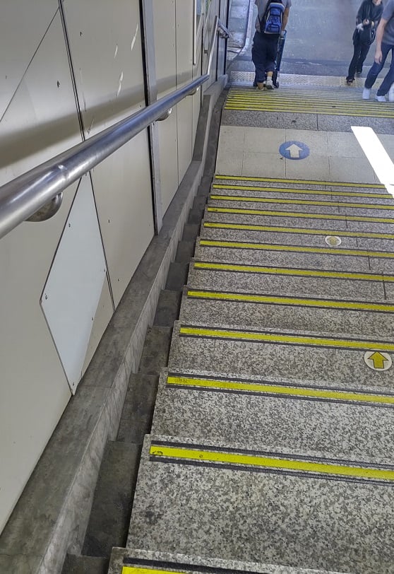 （２）突き当たりの右側にある階段を降ります。