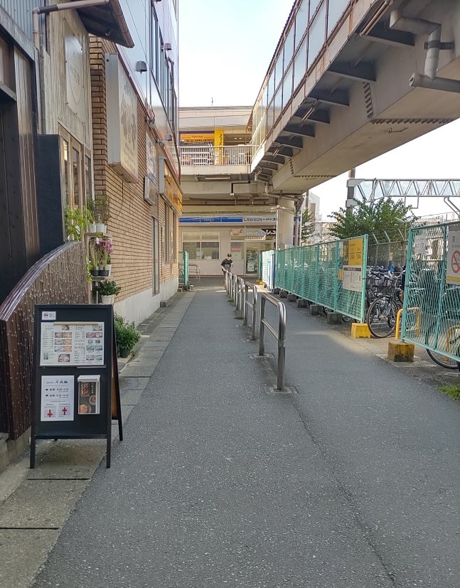 （３）正面にローソンがあります。そこを左に曲がると国道に出ます。