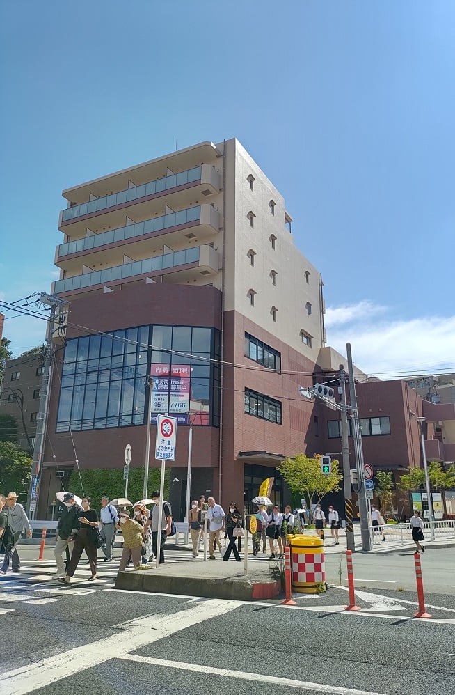 （４）左手の横断歩道を渡ると、保土ケ谷地域ケアプラザの入っているビルがあります。