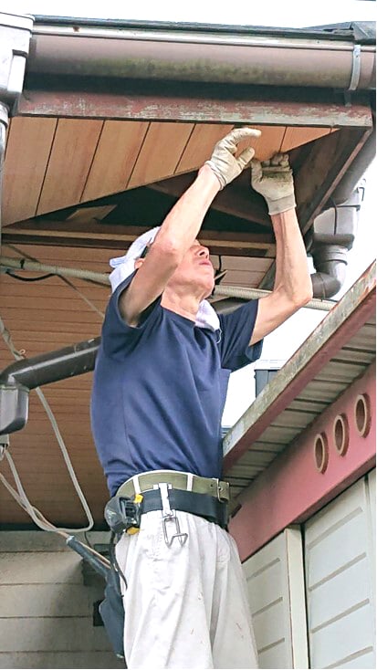 軒天張替工事中1