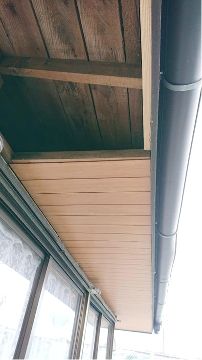 軒天張替工事中2