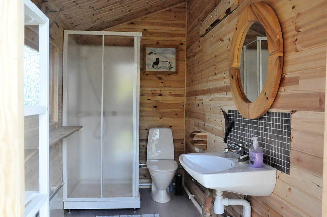 Eins der drei Badezimmer