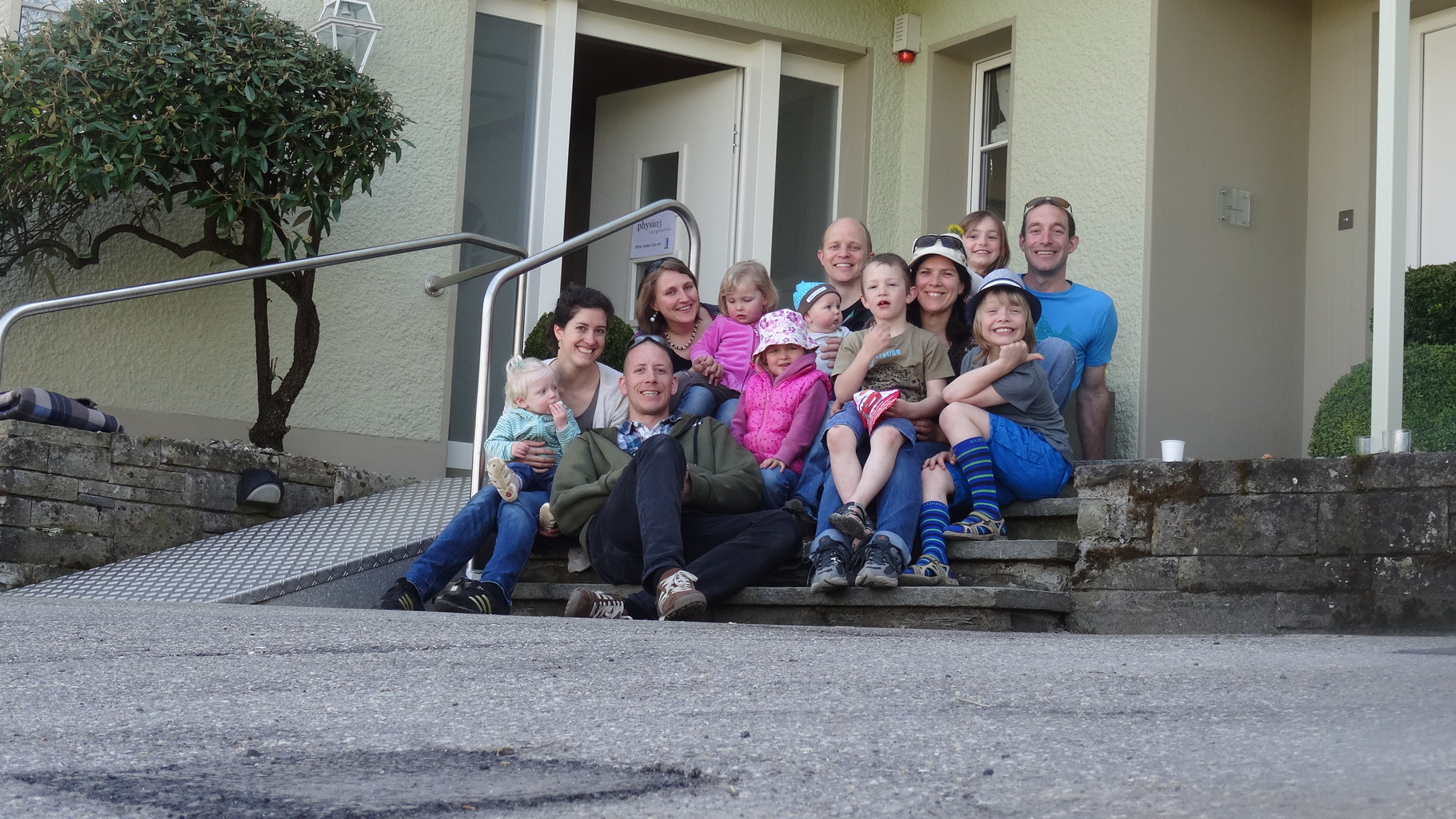 Das gesamte Physio3 Langetental GmbH Team im Jahre 2015 vor der Praxis in Kleindietwil