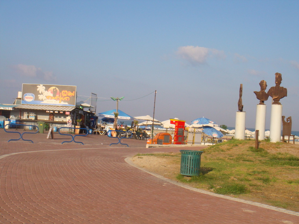 Entrée de la plage YA