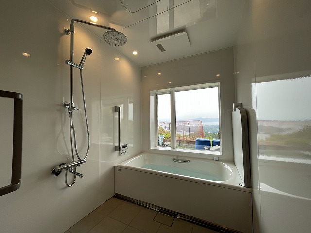 毎日の入浴が癒しの時間になる、風景を取り込んだお風呂